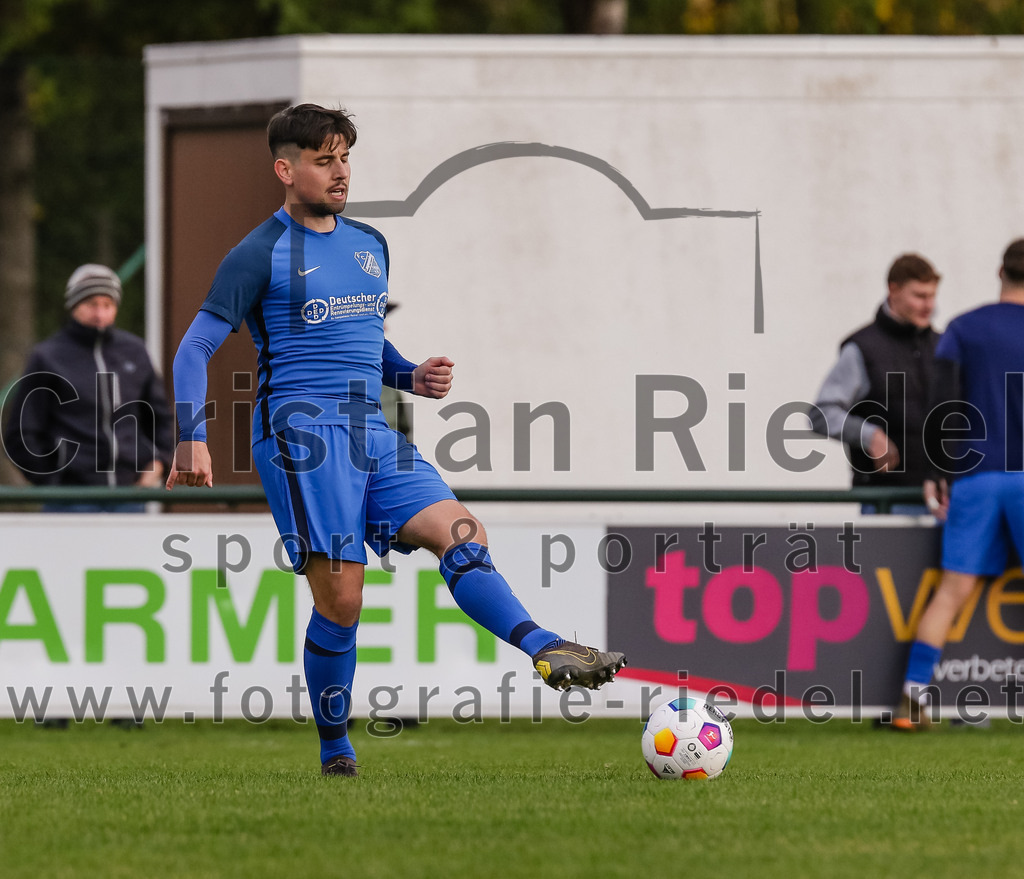 2023-11-04_032_FC_Langengeisling_gegen_VfL_Waldkraiburg | Erding, Deutschland, 04.11.2023:
Fußball, Bezirksliga Oberbayern Ost 2023 / 2024, 16. Spieltag, FC Langengeisling gegen VfL Waldkraiburg, Endergebnis: 2:0

Maximilian Maier (FC Langengeisling, #10)

Foto: Christian Riedel / fotografie-riedel.net