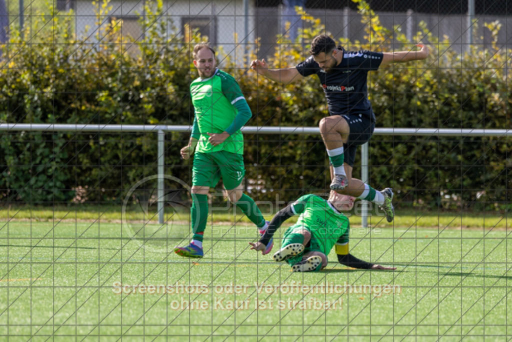 20251005_152642_0053 | #,KSG Eislingen (schwarz) vs. TSGV Albershausen (grün), Fussball, Kreisliga A3 - Bezirk Neckar/Fils, 07. Spieltag, Saison 2025/2026, Kunstrasensportplatz am Eichenbach, Haldenstraße, 73054 Eislingen, 05.10.2025 - 15:00 Uhr,Foto: PhotoPeet-Sportfotografie/Peter Harich