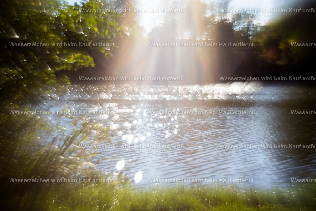 Funkelsee | Die Botschaft zum Bild lautet: Es bedarf in deinem Leben ein wenig Glitzer. Es bedarf in deinem Leben ein wenig schöner Schein. Viel zu tief hinabgesunken in dunkle Wolken. Erlaube dir jetzt, es scheinen zu lassen, es glitzern zu lassen in deinem Leben. Doch glitzere vor allen Dingen du.