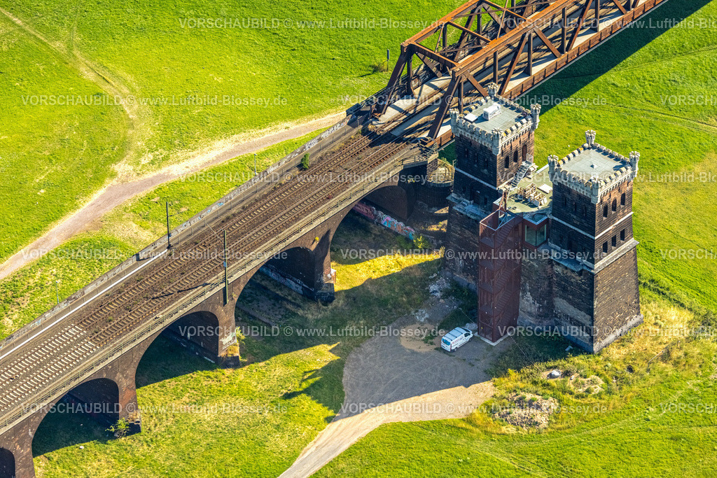 Duisburg230706262 | Luftbild, Brückenturm Rheinhausen an der Hochfelder Eisenbahnbrücke am Fluss Rhein, Friemersheim, Duisburg, Ruhrgebiet, Nordrhein-Westfalen, Deutschland