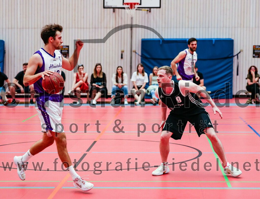 2022-05-15_018_SpVgg_Altenerding_gegen_TSV_Muenchen-Forstenried | Erding, Deutschland, 15.05.2022:
Basketball, Bezirksliga 2021 / 2022, Play-Offs, SpVgg Altenerding gegen TSV München-Forstenried, Endergebnis: 55:57

Jonah Timothy Richardson (SpVgg Altenerding, #13), Jonathan David Schmidt (TSV München-Forstenried, #9)

Foto: Christian Riedel / fotografie-riedel.net
