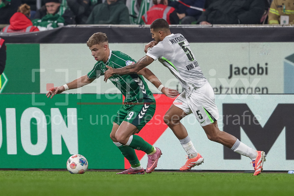 Fussball, Bundesliga, SV Werder Bremen - VfL Wolfsburg | v.li.: Keke Topp (SV Werder Bremen, 9) und Vinicius Souza (VfL Wolfsburg, 5) im Zweikampf, Duell, Dynamik, Aktion, Action, Spielszene, DIE DFL-RICHTLINIEN UNTERSAGEN JEGLICHE NUTZUNG VON FOTOS ALS SEQUENZBILDER UND/ODER VIDEOÄHNLICHE FOTOSTRECKEN. DFL REGULATIONS PROHIBIT ANY USE OF PHOTOGRAPHS AS IMAGE SEQUENCES AND/OR QUASI-VIDEO.