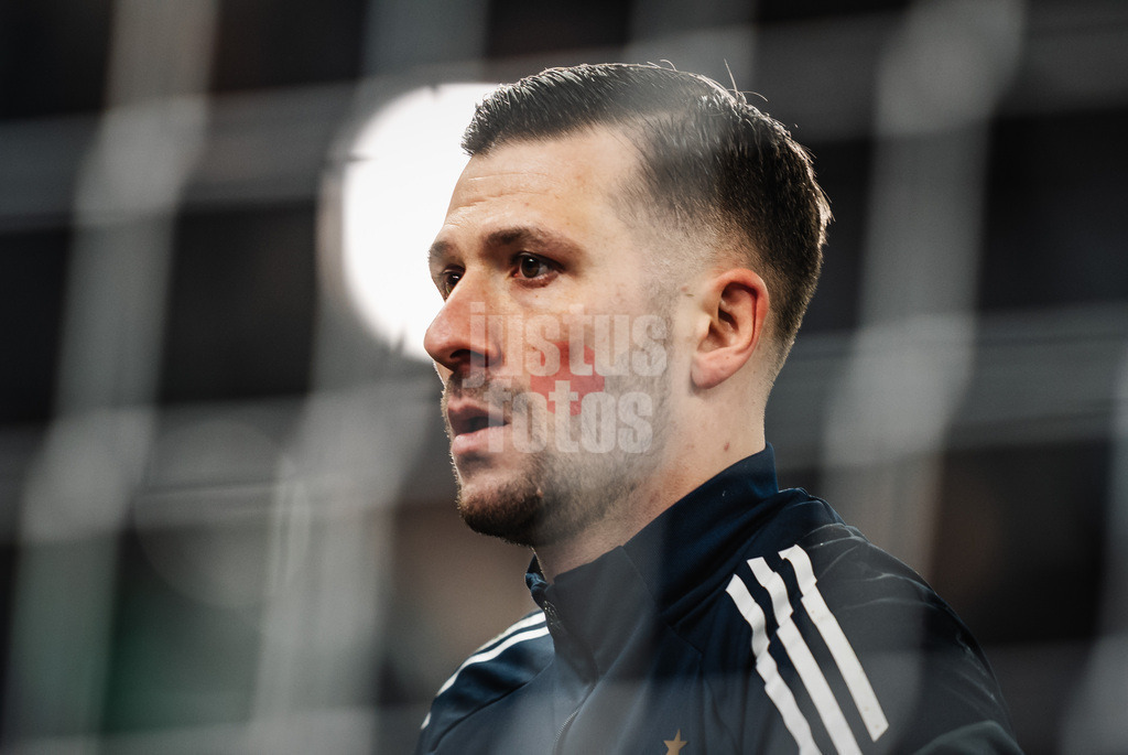Fußball | Männer | Saison 2025/2026 | 1. Fußball-Bundesliga | 17. Spieltag | Hamburger SV vs. Bayer 04 Leverkusen | 04.03.2026 | Daniel Heuer Fernandes (#1, HSV) vor dem Spiel