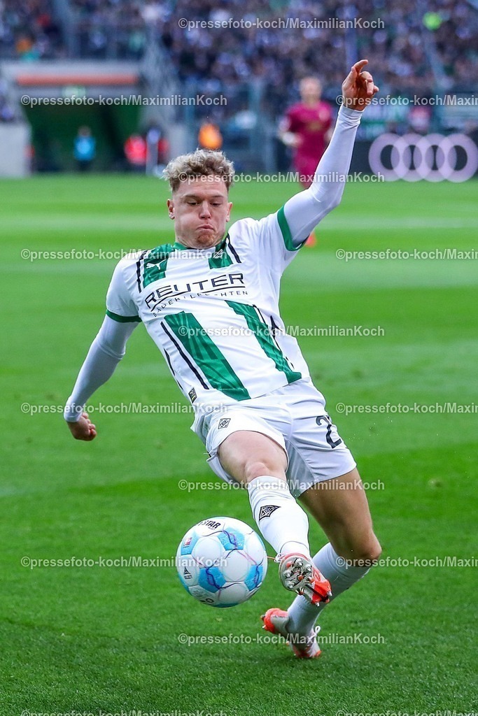 BMG21022502128 | 22.02.2025, Fußball, Borussia Mönchengladbach - FC Augsburg, 1. Fußball Bundesliga, Borussia-Park, Saison 2024 2025: Robin Hack (Mönchengl. #25)DFB regulations prohibit any use of photographs as image sequences and or quasi-video.