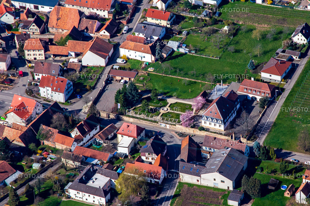 Schlössl Oberotterbach http://www.schloessl-suedpfalz.de/ | Luftbild: Schlössl Oberotterbach http://www.schloessl-suedpfalz.de/ in Oberotterbach im Bundesland Rheinland-Pfalz in Deutschland. Foto: IMG_136135.jpg vom 28.03.2023 durch ©2025 Werner Riehm fly-foto.de/copyright - Realisiert mit Pictrs.com