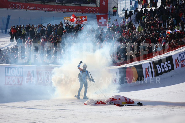 Audi FIS Ski World Cup: Men’s Slalom – Hahnenkamm Race, Kitzbuehel | Kitzbuehel, Austria, 25.Jan.26 - Alpine Skiing - FIS World Cup, Hahnenkamm Race, Slalom, men. The image shows smoke by flying bull.