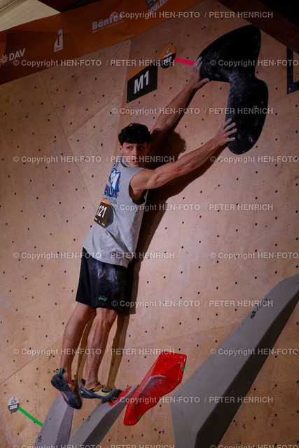 DM Bouldern | 14.06.2024 Nach der Qualifikationsrunde Herren zur Deutschen Meisterschaft in Pfungstadt (Hessen) liegt Nr 121 ELIAS ARRIAGADA KRÜGER (AlpinClub Berlin) nach 5 erfolgreichen Routen Boulder mit nur 6 Versuchen vorn Der Zweitplatzierte benötigte 15 Versuche für 5 Routen (Foto: Peter Henrich) - Realisiert mit Pictrs.com