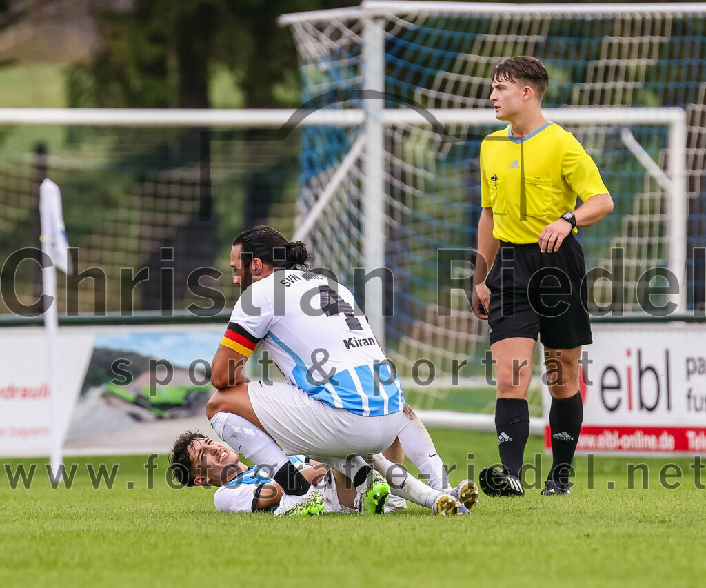 2023-08-05_086_FC_Langengeisling_gegen_SVN_Muenchen | Erding, Deutschland, 05.08.2023:
Fußball, Bezirksliga Oberbayern Ost 2023 / 2024, 2. Spieltag, FC Langengeisling gegen SVN München, Endergebnis: 1:3

Ekrem Kardesoglu (SVN München, #30), Enes Kiran (SVN München, #4), Schiedsrichter Raphael Salzberger

Foto: Christian Riedel / fotografie-riedel.net