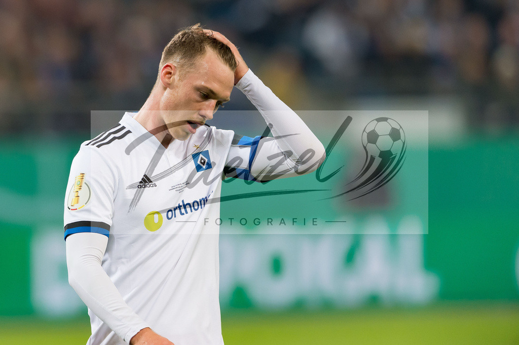 HSVSCF20220419_131 | Fussball, Herren: Sebastian Schonlau (Hamburger SV) enttaeuscht beim DFB-Pokal-Halbfinalspiel zwischen Hamburger SV und SC Freiburg im Volksparkstadion am 19.04.2022 in Hamburg, Deutschland.DFB / DFL REGULATIONS PROHIBIT ANY USE OF PHOTOGRAPHS AS IMAGE SEQUENCES AND/OR QUASI-VIDEO. - Realisiert mit Pictrs.com