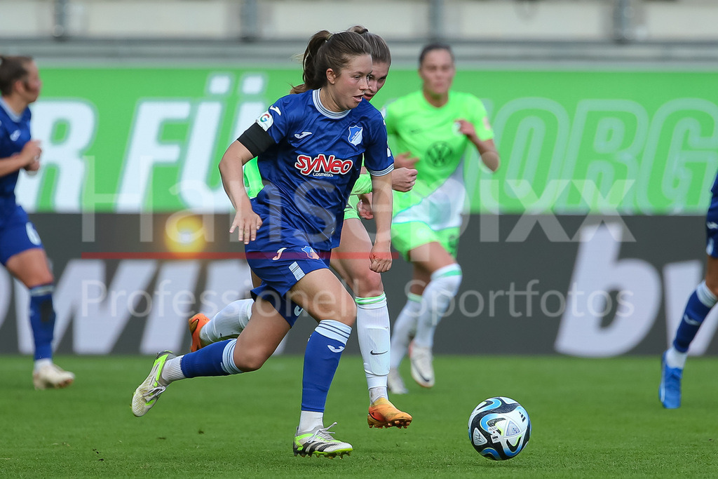 Fussball, Google Pixel Frauen-Bundesliga, VfL Wolfsburg - TSG 1899 Hoffenheim | v.li.: Jana Feldkamp (TSG 1899 Hoffenheim, 31) und Jule Brand (VfL Wolfsburg, 29) im Laufduell, Zweikampf, Duell, Dynamik, Aktion, Action, Spielszene, DIE DFB-RICHTLINIEN UNTERSAGEN JEGLICHE NUTZUNG VON FOTOS ALS SEQUENZBILDER UND/ODER VIDEOÄHNLICHE FOTOSTRECKEN. DFB REGULATIONS PROHIBIT ANY USE OF PHOTOGRAPHS AS IMAGE SEQUENCES AND/OR QUASI-VIDEO.