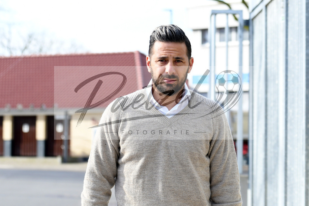 20200318_TRASVW_0051 | Fussball, Herren: Claudio Pizarro (Werder Bremen)&nbsp; schaut auf dem Weg zum Leistungstest im wohninvest Weserstadion am 18.03.2020 in Bremen, Deutschland. - Realisiert mit Pictrs.com
