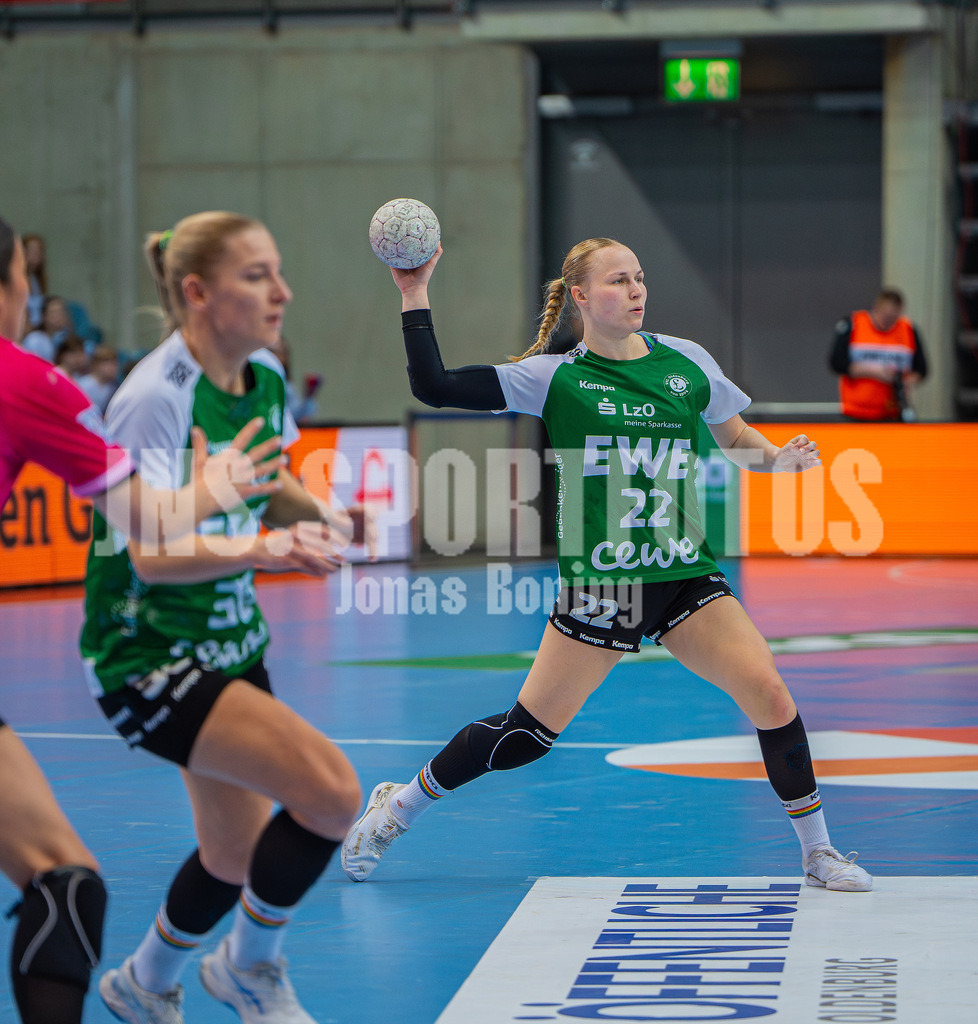 Handball I Frauen I Saison 2025-2026 I 1. HBF I 15. Spieltag I VFL Oldenburg - SV Union Halle-Neustadt 0056 | Lotta Röpcke (22, VfL Oldenburg) - Realisiert mit Pictrs.com
