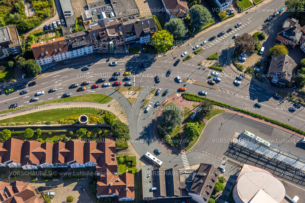 Hattingen240810537 | Luftbild, Straßenverkehr Kreuzung Martin-Luther-Straße und Große Weilstraße mit Busbahnhof ZOB, Reihenhaus Wohnsiedlung mit Stadtmauer und Turm der Altstadt, davor Kunst Statue "Menschen aus Eisen", Hattingen, Ruhrgebiet, Nordrhein-Westfalen, Deutschland