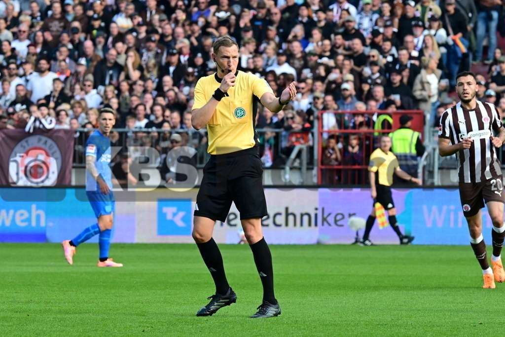KBS Picture_FCStPauli-Bayer04Leverkusen_031 | Petersen Martin Schiedsrichter ,Sportplatz :  Millerntor Stadion, - Realisiert mit Pictrs.com