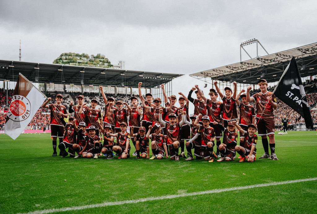FCSP_YD-09570 | Der offizielle Shop für FC St. Pauli Fotos. Wähle aus Spielszenen & Fanmomenten dein FCSP Wunschformat. Wir liefern Millerntor-Atmosphäre.