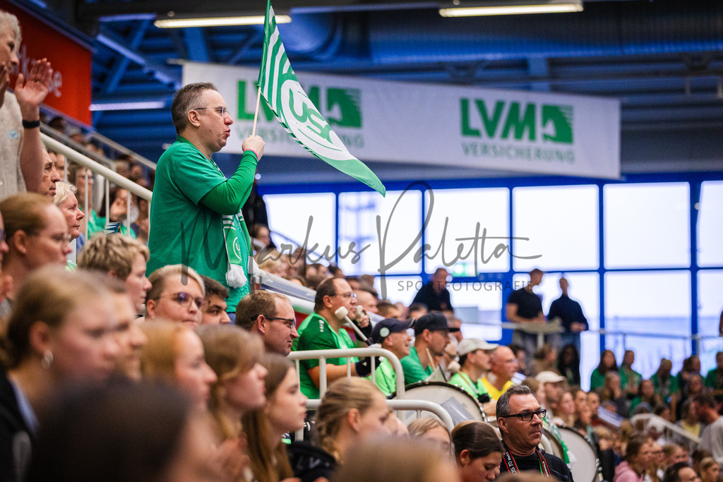 Volleyball, 1. Bundesliga Frauen, Hauptrunde, 1. Spieltag, Saison 2025/2026: USC Münster - SSC Palmberg Schwerin | 1. Bundesliga Frauen, Hauptrunde, 1. Spieltag, Saison 2025/2026, USC Münster empfängt SSC Palmberg Schwerin in der Sporthalle Berg Fidel in Münster. Foto: sportfotografie.ms | Markus Paletta - Realisiert mit Pictrs.com