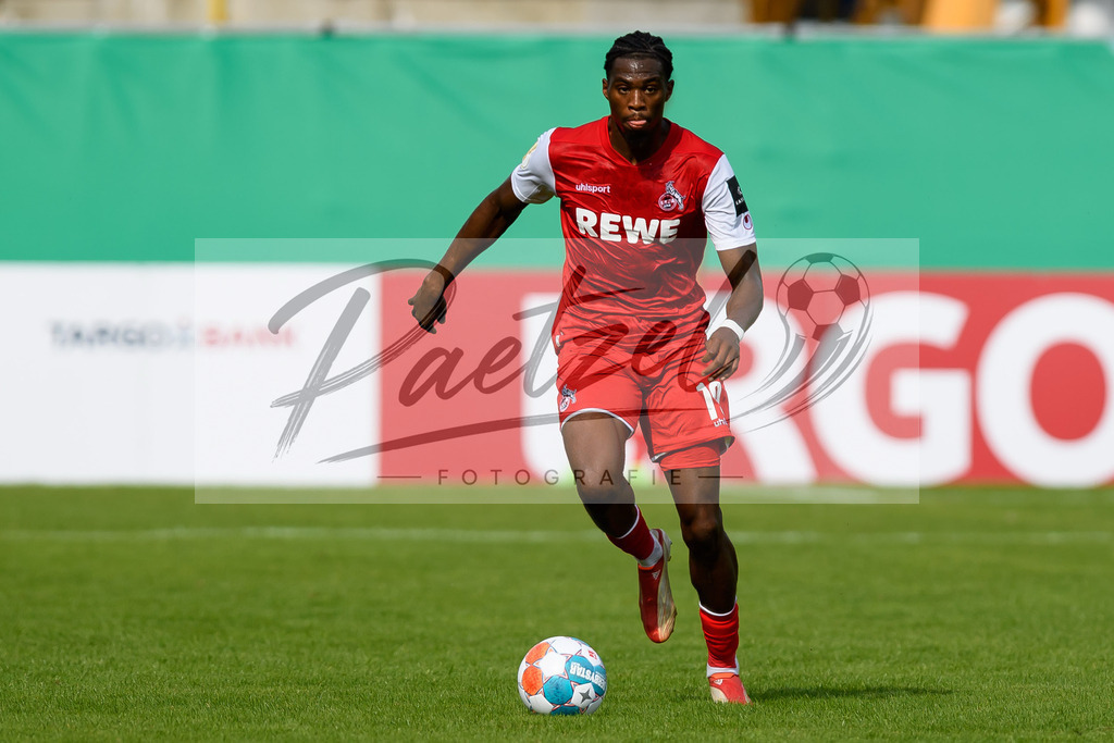 JENKOE20210808_258 | Fussball, Herren: Kingsley Ehizibue (1. FC Koeln) in Aktion, am Ball, Einzelaktion beim Spiel der 1. Runde im DFB-Pokal zwischen FC Carl Zeiss Jena und 1. FC Koeln im Ernst-Abbe-Sportfeld am 08.08.2021 in Jena, Deutschland.DFB / DFL REGULATIONS PROHIBIT ANY USE OF PHOTOGRAPHS AS IMAGE SEQUENCES AND/OR QUASI-VIDEO. - Realisiert mit Pictrs.com