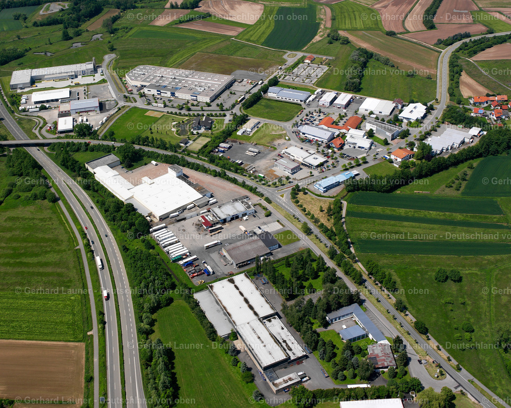 2626418 | WILLSTäTT 08.06.2006 Gewerbegebiet und Firmenansiedlung entlang der Landstraße L90 in Willstätt im Bundesland Baden-Württemberg, Deutschland. // Industrial estate and company settlement along the Landstrasse L90 in Willstaett in the state Baden-Wuerttemberg, Germany. Foto: Gerhard Launer
