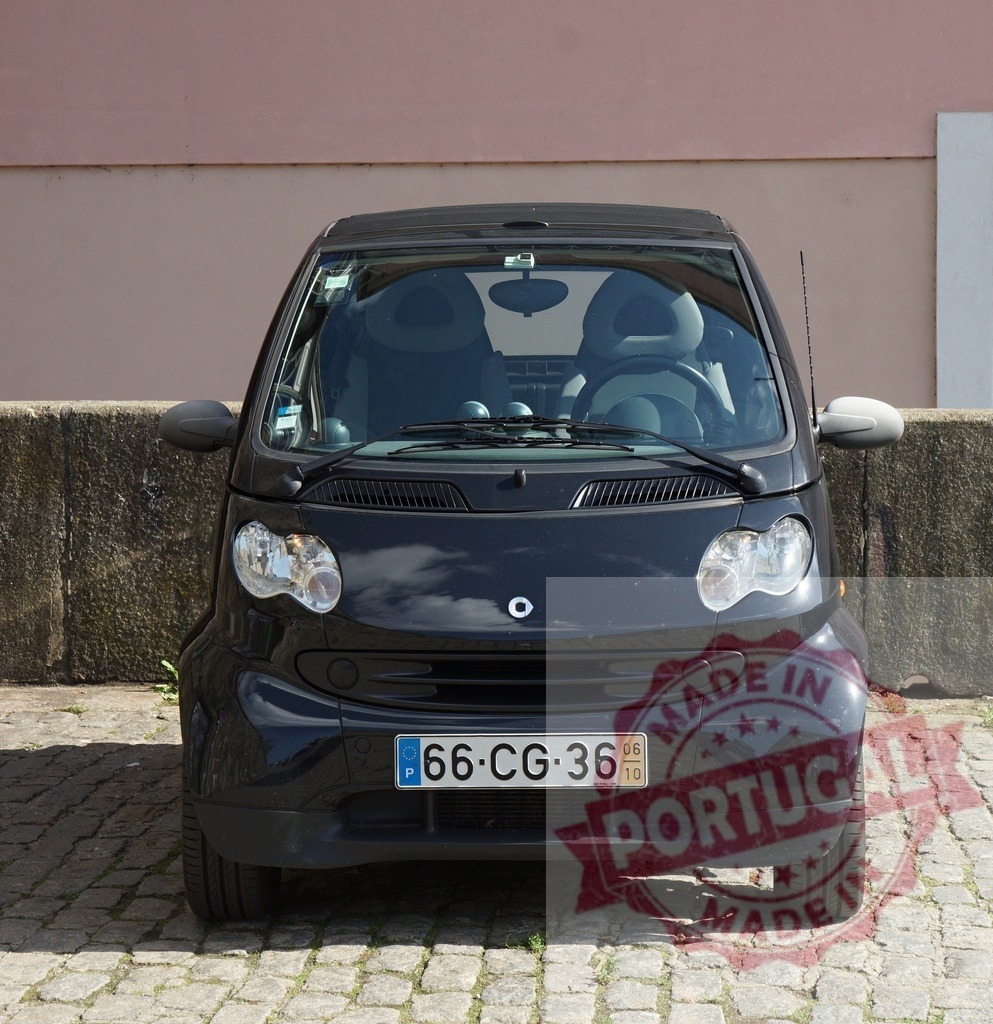 Smart Fortwo car parked on cobblestone street | Black Smart Fortwo compact city car parked on a stone street - Realisiert mit Pictrs.com