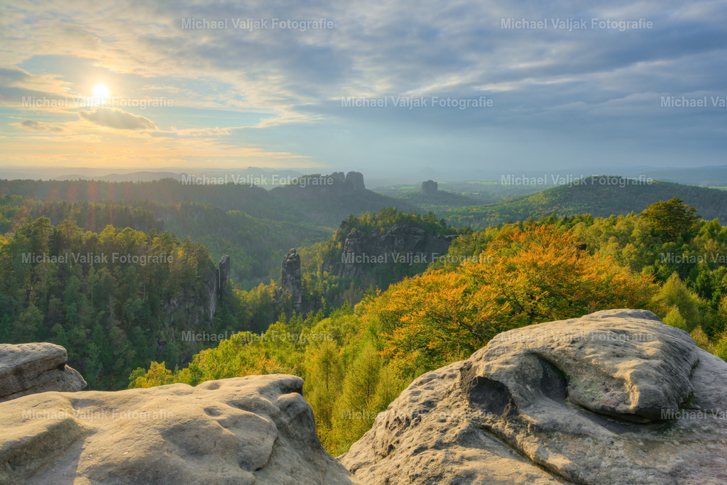 Carolaaussicht in der Sächsischen Schweiz | Blick von der Carolaaussicht in der Sächsischen Schweiz an einem Nachmittag im Frühherbst. Von rechts zieht ein Schauer auf, der schon bald die Sonne verdeckt. - Realisiert mit Pictrs.com