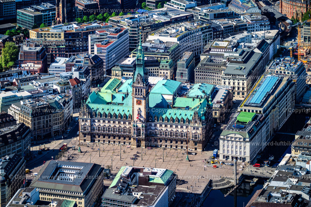 Hamburg_Rathaus_ELS_6284090525 | HAMBURG 09.05.2025 Gebäude des Rathauses der Stadtverwaltung am Marktplatz der Innenstadt in Hamburg, Deutschland. // Town Hall building of the City Council at the market downtown in Hamburg, Germany. Foto: Martin Elsen