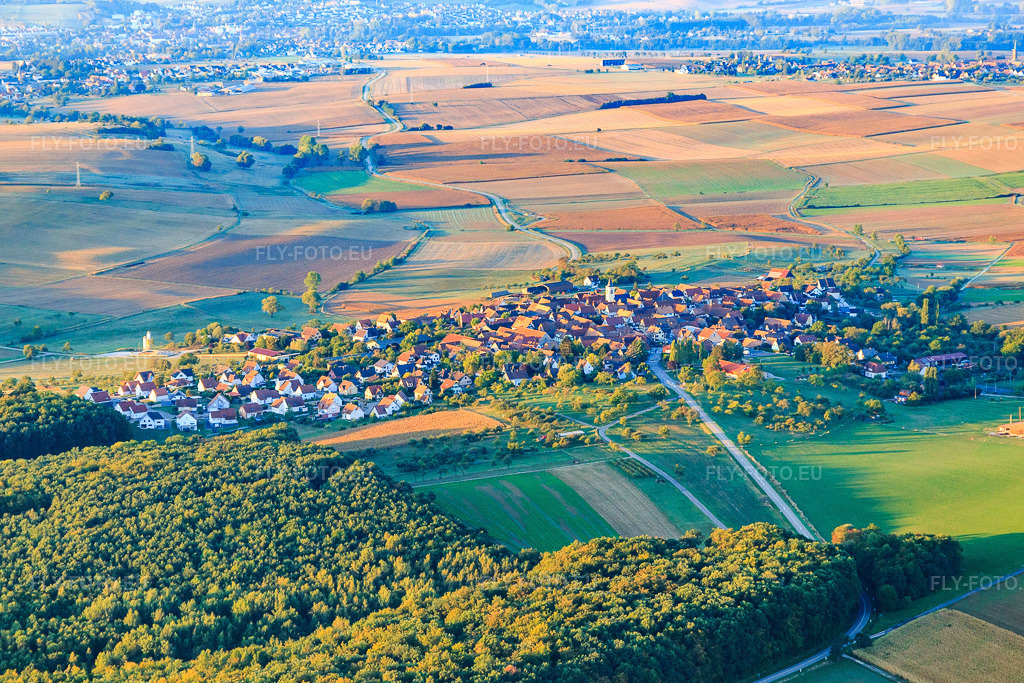 Vue aérienne: Vue de la ville depuis le nord à Engwiller dans le département Bas Rhin, France – .Photo: IMG_111634.jpg prise le 16/09/2018 par Werner Riehm/FLY-FOTO.eu – Résolution de l'original: 5312 x 3541 px