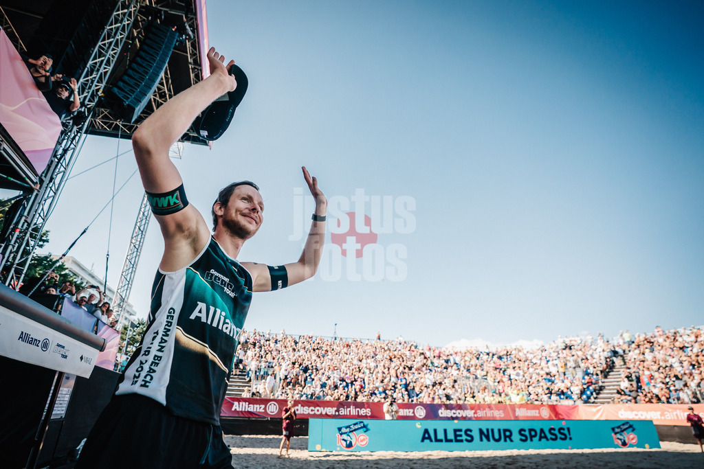 Beachvolleyball | Männer | Deutsche Meisterschaften 2025 Timmendorfer Strand | 06.09.2025 | Nils Ehlers läuft in die Arena ein