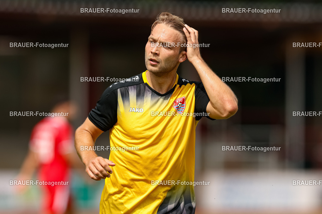 1_SVSKFC_20250726_0225.JPG -  - SV Schermbeck - KFC Uerdingen  - Testspiel | Schermbeck, Deutschland, 26.07.25: Alexander Lipinski (KFC Uerdingen) schaut während des Testspiel Spiels zwischen SV Schermbeck - KFC Uerdingen  in der Volksbank Arena am 26. July 2025 in Schermbeck, Deutschland. (Foto von Stefan Brauer/Brauer-Fotoagentur)