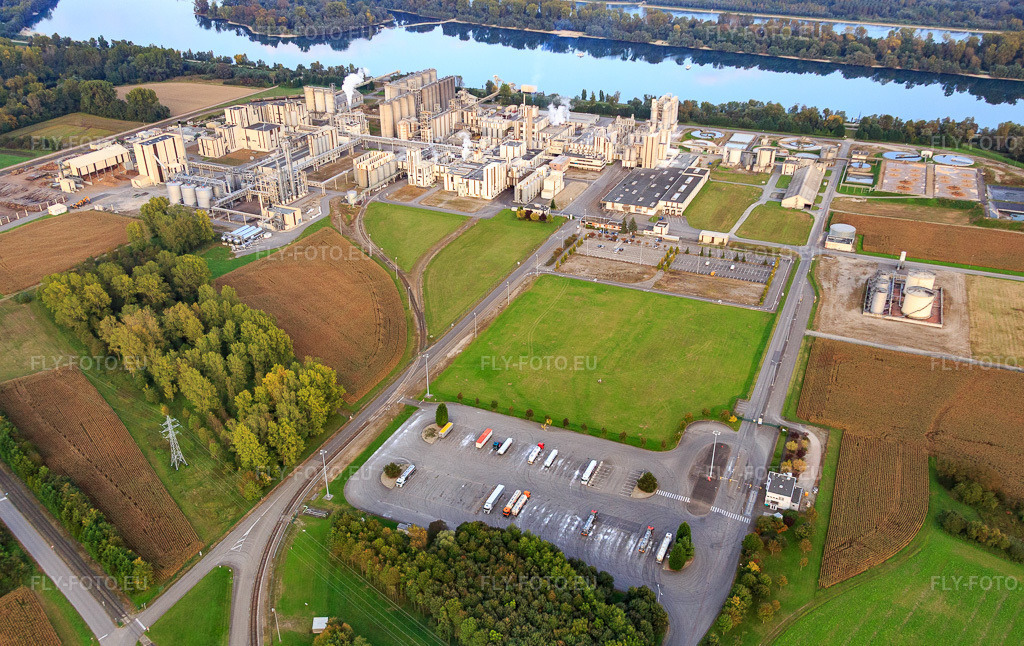 Vue aérienne: Usine chimique Roquette Frères au bord du lac de Beinheim à Beinheim dans le département Bas Rhin, France.Photo: IMG_074451.jpg prise le 04/10/2014 par Werner Riehm/FLY-FOTO.euRésolution de l'original: 5264 x 3323 pxRoquette: Turning Nature’s Potential into Life’s Essentials
