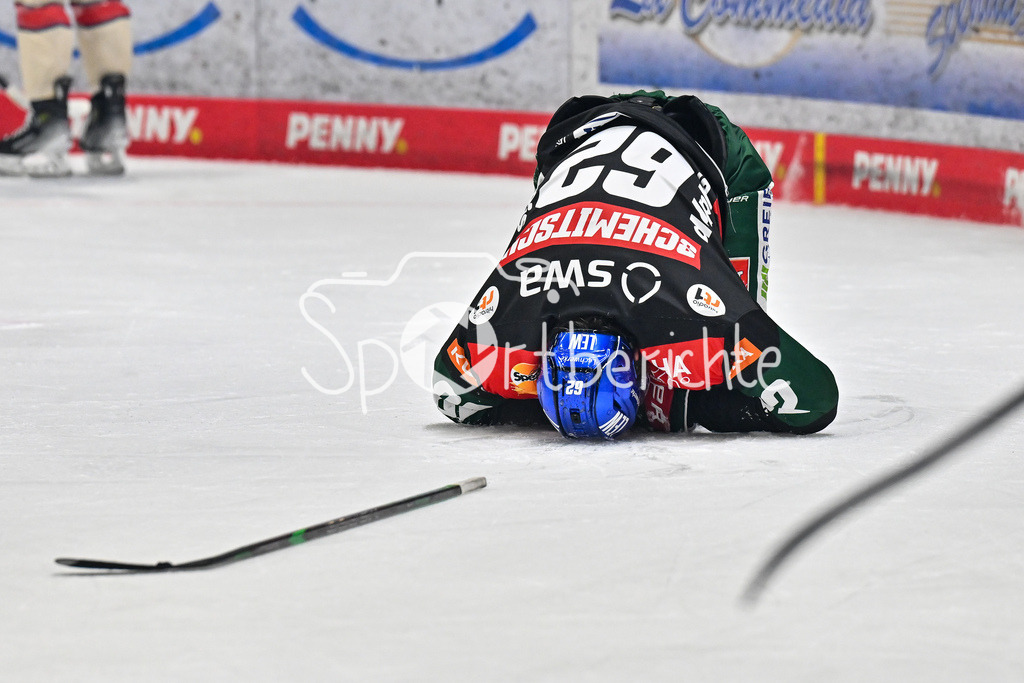 Augsburger Panther - Nürnberg Ice Tigers | der verletzt Thomas SCHEMITCH (Augsburger Panther #62) liegt nach einem Foul auf dem Eis / DEL: Augsburger Panther - Nuernberg Ice Tigers, Curt Frenzel Stadion am 03.01.2025