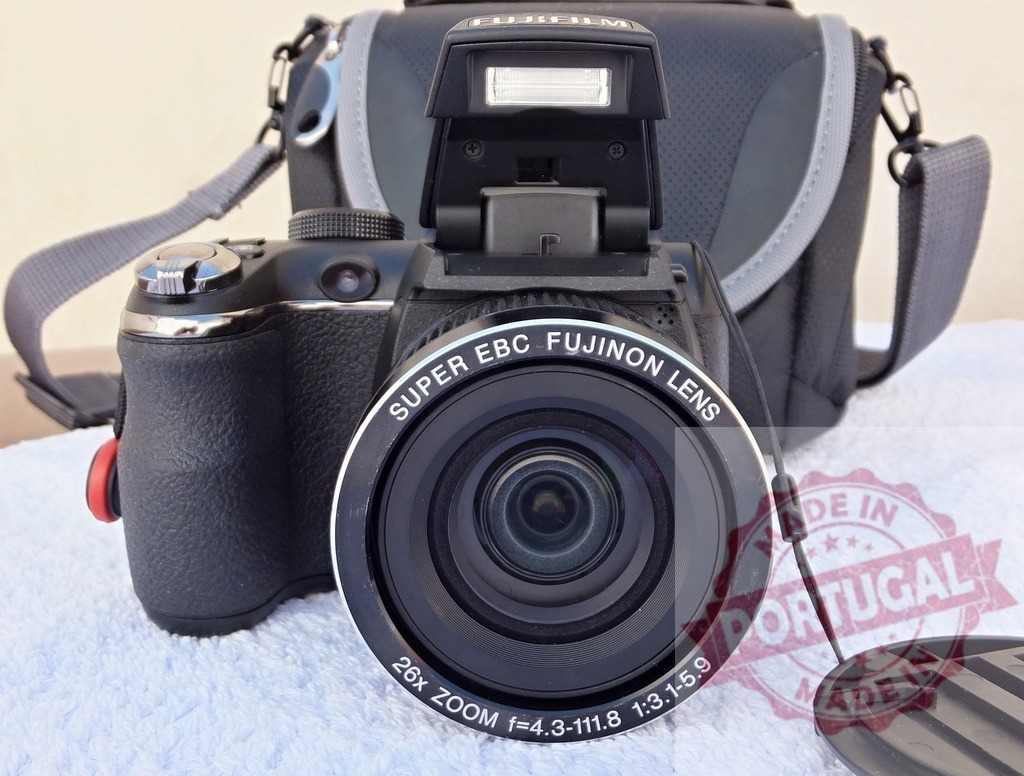 FUJIFILM bridge camera with FUJINON lens and bag | Black FUJIFILM FinePix S bridge camera with a built-in flash and carrying bag - Realisiert mit Pictrs.com