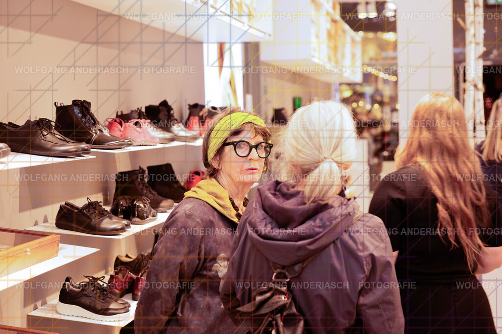 20251130-104727_Schmuck_R3A_0102_wa | Eine besondere Vernissage mitten im Flagship-Store von BÄR Schuhe in Frankfurt: Schmuck trifft auf orthopädische Schuhkunst, Design auf Wohlgefühl. Zwischen funkelnden Details und anatomischer Präzision entstand ein Abend voller Stil, Inspiration und echter Handwerksqualität. Ein herzliches Dankeschön an Alexandra Feirer für die großartige Gastfreundschaft und diesen stimmungsvollen Rahmen. - Realisiert mit Pictrs.com