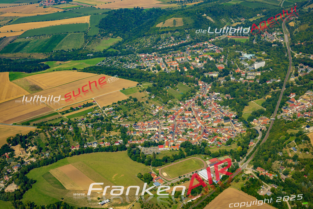 Luftbild der Stadt Bad Sulza - Die Luftaufnahme wurde 2025 vom UL-Flugzeug heraus erstellt ( keine Drohne ) - Hochauflösende Luftaufnahme - für professionelle Ausdrucke geeignet. Die Geschenkidee !Hier alle&nbsp;Infos zur Lizenzierung der LuftaufnahmeWir fliegen auch dieses Jahr wieder in Ihre Region um Luftbilder zu erstellen.- Luftbild anfragen