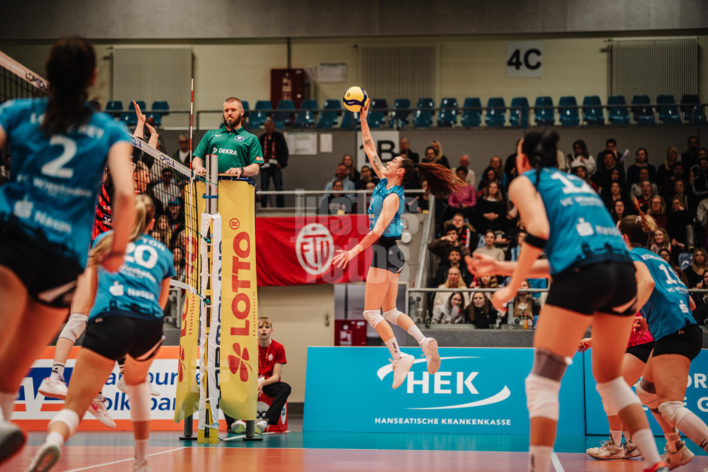 Volleyball | Frauen | Saison 2025/2026 | Volleyball Bundesliga | ETV Hamburger Volksbank Volleys vs. VC Wiesbaden | 14.03.2026 | Jimena Fernandez Gayoso (#22, VC Wiesbaden) beim Angriff