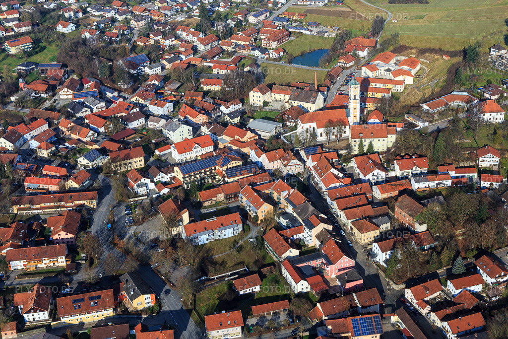 Luftbild: Dorfkern mit Kirche Maria Himmelfahrt in Bad Birnbach im Bundesland Bayern in Deutschland. Foto: IMG_095972.jpg vom 29.12.2016 durch Werner Riehm/FLY-FOTO.de