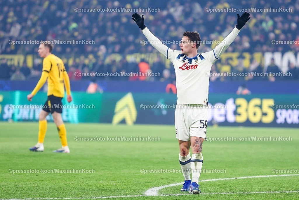 UCL17022601076 | 17.02.2026, Fußball, UEFA Champions League, Borussia Dortmund - Atalanta Bergamo, BVB Stadion, Play-Offs Hinspiel, Saison 2025 2026: Nicola Zalewski&nbsp;(Atalanta Bergamo #59) gestikulierend auf dem Spielfeld   Regulations prohibit any use of photographs as image sequences and or quasi-video.