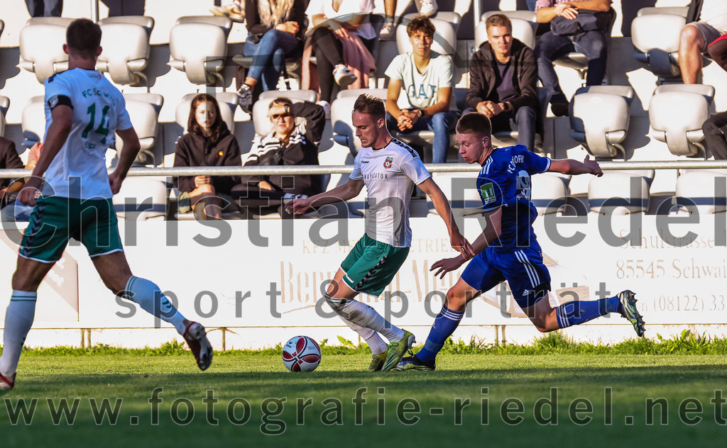 2023-08-01_044_FC_Schwaig_gegen_FC_Deisenhofen | Oberding, Deutschland, 01.08.2023:
Fußball, Toto-Pokal 2023 / 2024, 1. Spieltag, FC Schwaig gegen FC Deisenhofen, Endergebnis: 2:3

Leon Roth (FC Schwaig, #21), Georg Jungkunz (FC Deisenhofen, #28)

Foto: Christian Riedel / fotografie-riedel.net