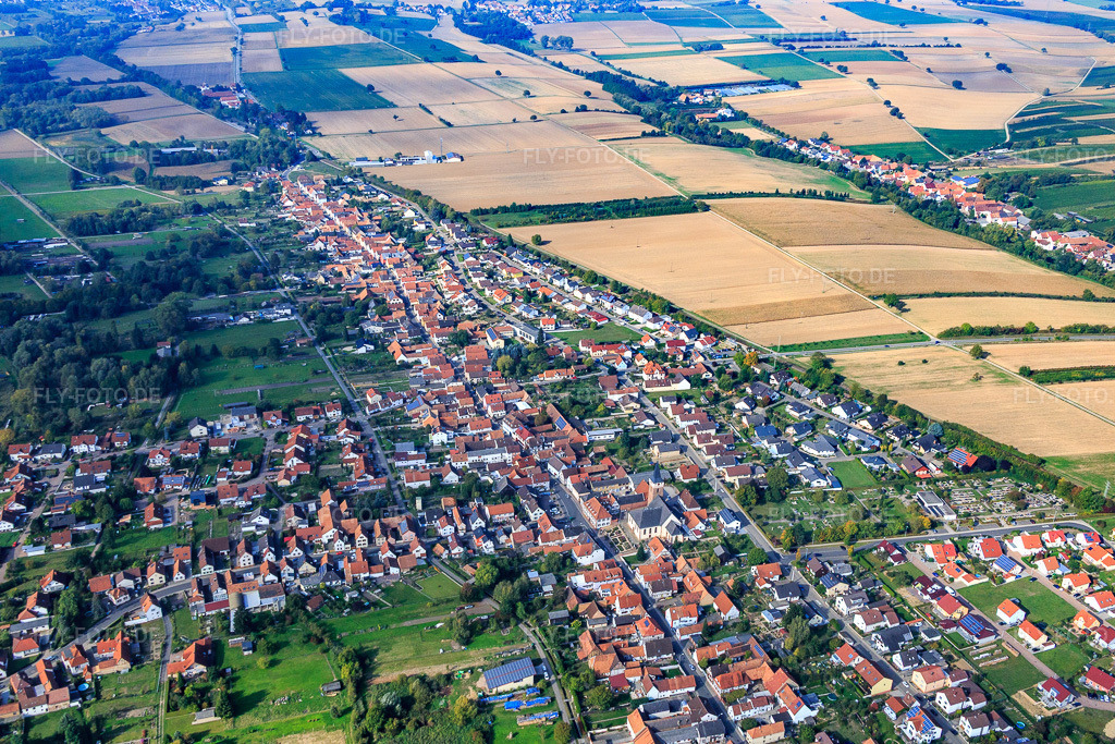 Luftbild: Hautpstraße von Osten im Ortsteil Schaidt in Wörth im Bundesland Rheinland-Pfalz in Deutschland. Foto: IMG_084527.jpg vom 03.10.2015 durch Werner Riehm/FLY-FOTO.de