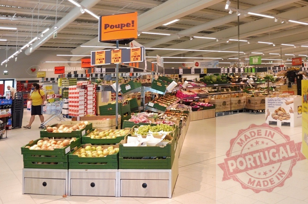 Supermarket produce section offering fresh fruits and vegetables | Supermarket interior with a woman shopping for fresh produce in the fruit and vegetable section - Realisiert mit Pictrs.com