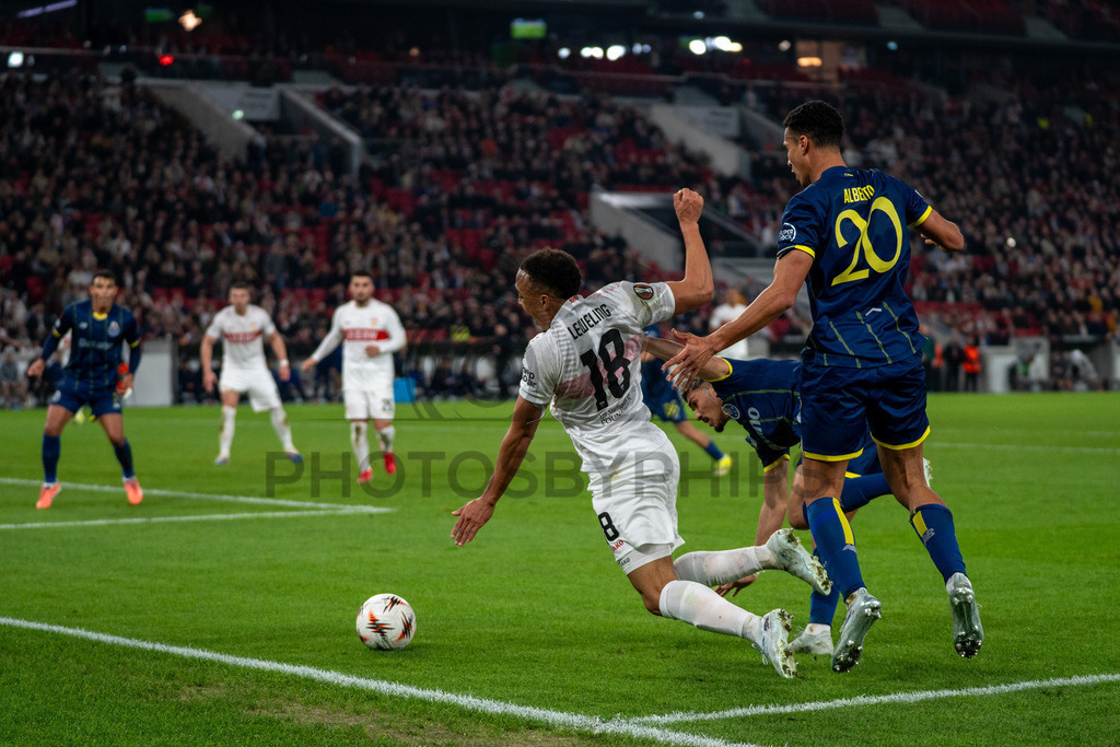 VfB Stuttgart vs. FC Porto, Fussball, Europa League, Achtelfinale, Hinspiel, 12.03.2026 | Jamie Leweling (VfB Stuttgart, #18) wird zu Fall gebracht,VfB Stuttgart vs. FC Porto, Fussball, Europa League, Achtelfinale, Hinspiel, 12.03.2026Foto: photosbyphips/Philip Ziegler