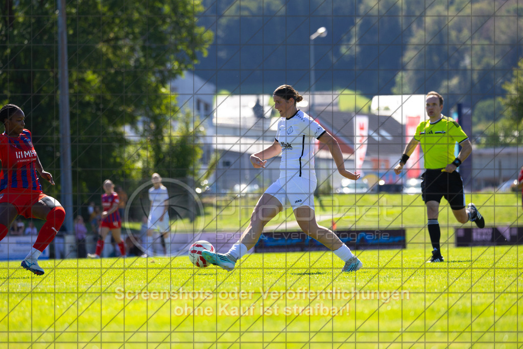 20260906_121444_0211_(c)_by_PhotoPeet | #,1.FC Donzdorf (weiß) vs. 1.FC Heidenheim 1846 (rot), Fußball, Frauen-Verbandspokal Gruppe 2, 2. Runde, Saison 2026/2027, Rasenplatz Lautertal Stadion, Süßener Straße 16, 73072 Donzdorf, 06.09.2026 - 11:00 Uhr,Foto: PhotoPeet / Sport- &amp; Eventfotografie / Peter Harich