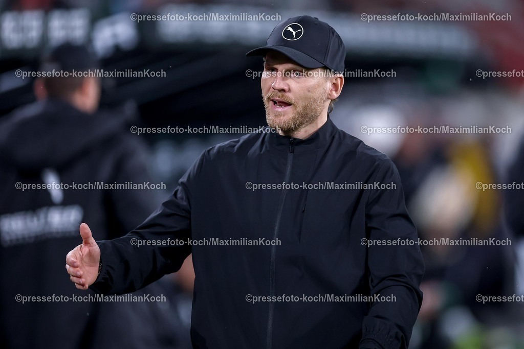BMG13032601067 | 13.03.2026, Fußball, Borussia Mönchengladbach - FC St. Pauli, 1. Fußball Bundesliga, 26.Spieltag, Borussia-Park, Saison 2025 2026: Cheftrainer Eugen Polanski (Borussia Mönchengladbach) gestikulierend am Spielfeldrand     DFB regulations prohibit any use of photographs as image sequences and or quasi-video.
