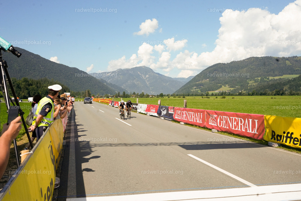 834_20230817_Bewerb_Maenner_Muehlanger | AUT - OESTERREICH, 2023-08-16: SPORT RENNRAD-FAHREN - 55. INTERNATIONALER RADWELTPOKAL IN ST. JOHANN IN TIROL  - Vintage-Radrennen mit WM-Bronze-Medaillen-Siegerin Christina Schweinberger, den Teilnehmer und Alexander Baumann (vom Orginastions-Team) - TAG 2 BEWERB MAENNER IN SECHS GRUPPEN  ; Foto: Roland Muehlanger