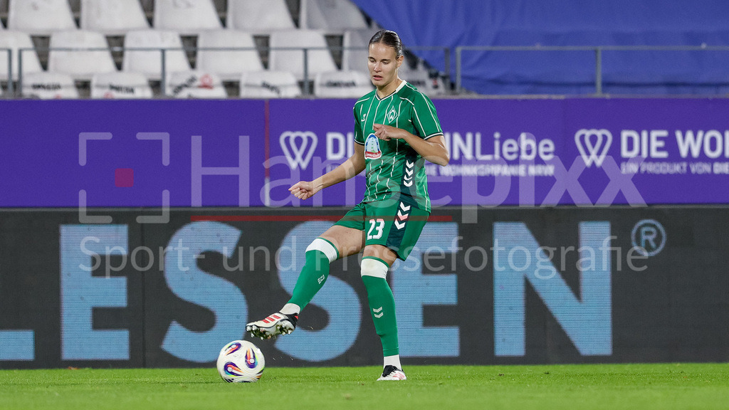 Fussball, Google Pixel Frauen-Bundesliga, SGS Essen - SV Werder Bremen | Hanna Nemeth (SV Werder Bremen, 23) am Ball, Freisteller, Einzelbild, Ganzkörper, Aktion, Action, Spielszene, DIE DFB-RICHTLINIEN UNTERSAGEN JEGLICHE NUTZUNG VON FOTOS ALS SEQUENZBILDER UND/ODER VIDEOÄHNLICHE FOTOSTRECKEN. DFB REGULATIONS PROHIBIT ANY USE OF PHOTOGRAPHS AS IMAGE SEQUENCES AND/OR QUASI-VIDEO.