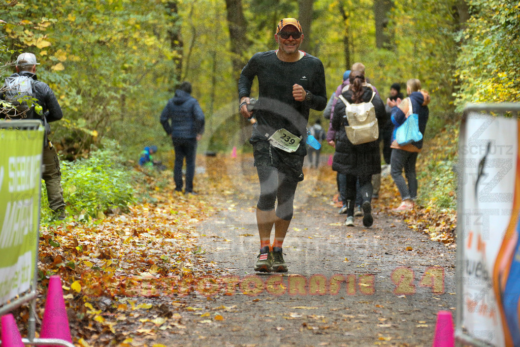 251026_1331_EX1_3589 | Sportfotografie im Rhein-Sieg Kreis, Köln, Bonn, NRW, Rheinland Pfalz, Hessen, etc. Unser Tätigkeitsfeld umfasst den Laufsport vom Volkslauf über den Marathon, Duathlon, Triathon bis zum Ultralauf wie Kölnpfad Ultra oder Schindertrail.