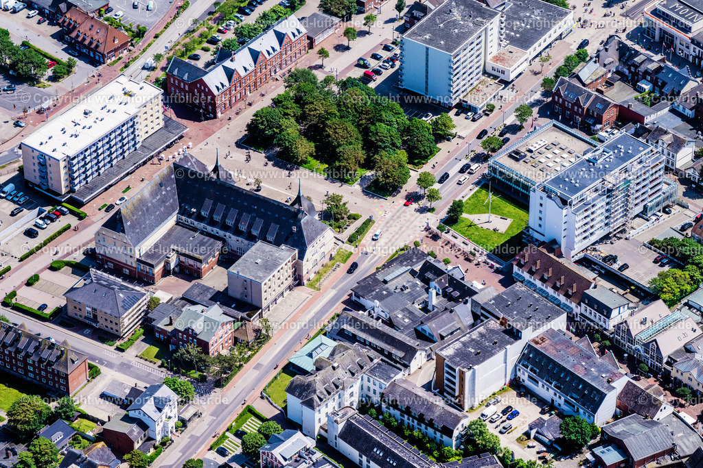 Sylt_Westerland_Mitte_Rathaus_ELS_4872130625 | SYLT 13.06.2025 Gebäude des Rathauses der Stadtverwaltung an der Andreas-Nielsen-Straße in Sylt Nordsee - Insel im Bundesland Schleswig-Holstein, Deutschland. // Town Hall building of the city administration on street Andreas-Nielsen-Strasse in Sylt North Sea Island in the state Schleswig-Holstein, Germany. Foto: Martin Elsen