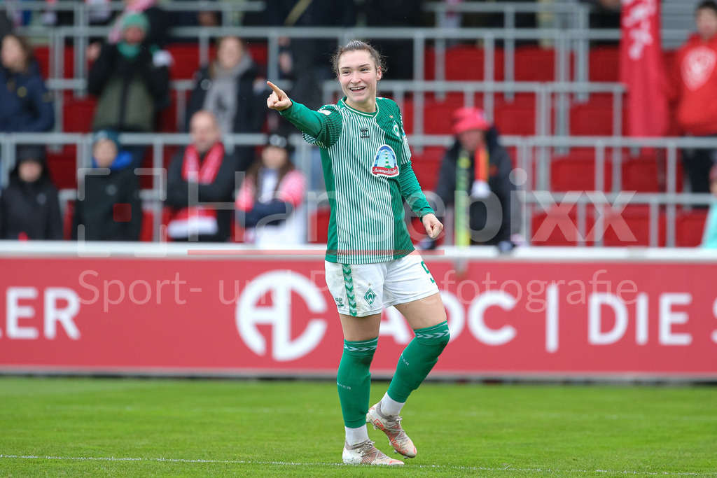 Fussball, Google Pixel Frauen-Bundesliga, RB Leipzig - SV Werder Bremen | v.li.: Torschützin Sophie Weidauer (SV Werder Bremen, 9) mit Torjubel, Jubel, jubeln, jubelt, optimistisch, Spielszene, Highlight, Freude über das Tor zum 0:4, DIE DFB-RICHTLINIEN UNTERSAGEN JEGLICHE NUTZUNG VON FOTOS ALS SEQUENZBILDER UND/ODER VIDEOÄHNLICHE FOTOSTRECKEN. DFB REGULATIONS PROHIBIT ANY USE OF PHOTOGRAPHS AS IMAGE SEQUENCES AND/OR QUASI-VIDEO.