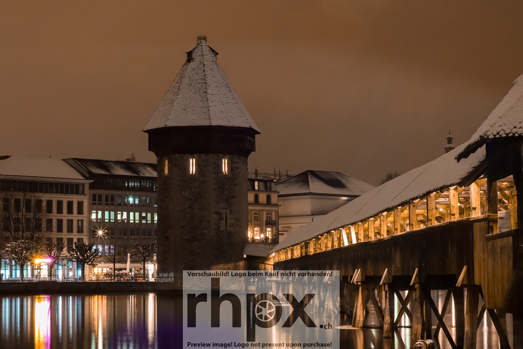 Kapellbrücke im Winterlicht mit Schnee | Die Kapellbrücke in Luzern an einem verschneiten Winterabend. - Realisiert mit Pictrs.com