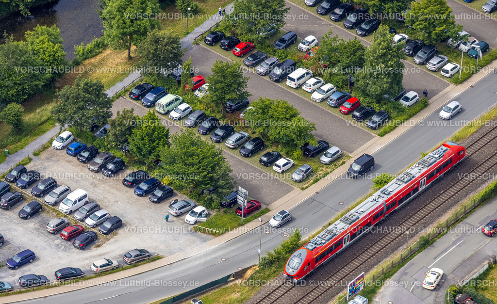 Meschede220601002 | Luftbild, S-Bahn und PKW Parkplatz Kolpingstraße, Meschede-Stadt, Meschede, Sauerland, Nordrhein-Westfalen, Deutschland