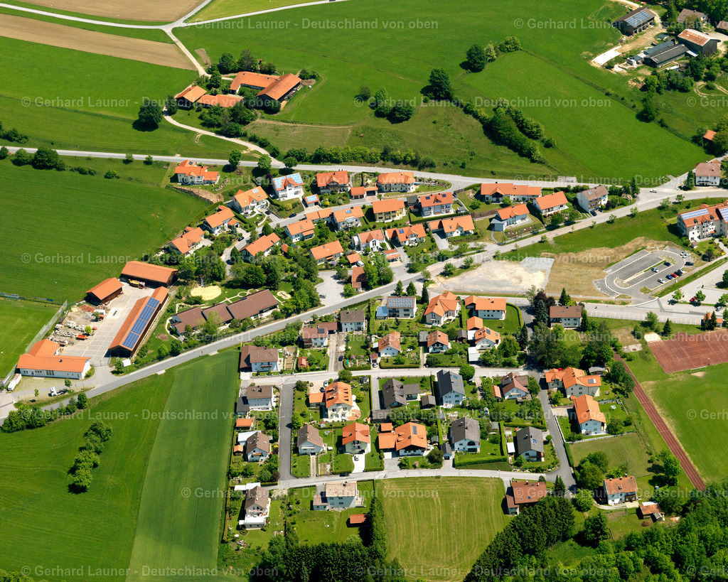 2724040 | RöHRNBACH 19.05.2007 Wohngebiet einer Einfamilienhaus- Siedlung  in Röhrnbach im Bundesland Bayern, Deutschland // Single-family residential area of settlement  in Röhrnbach in the state Bavaria, Germany Foto: Gerhard Launer